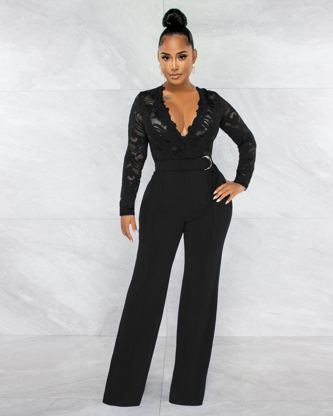 Dame Elegant Jumpsuit med dyb V-udskæring og blonde Stilla