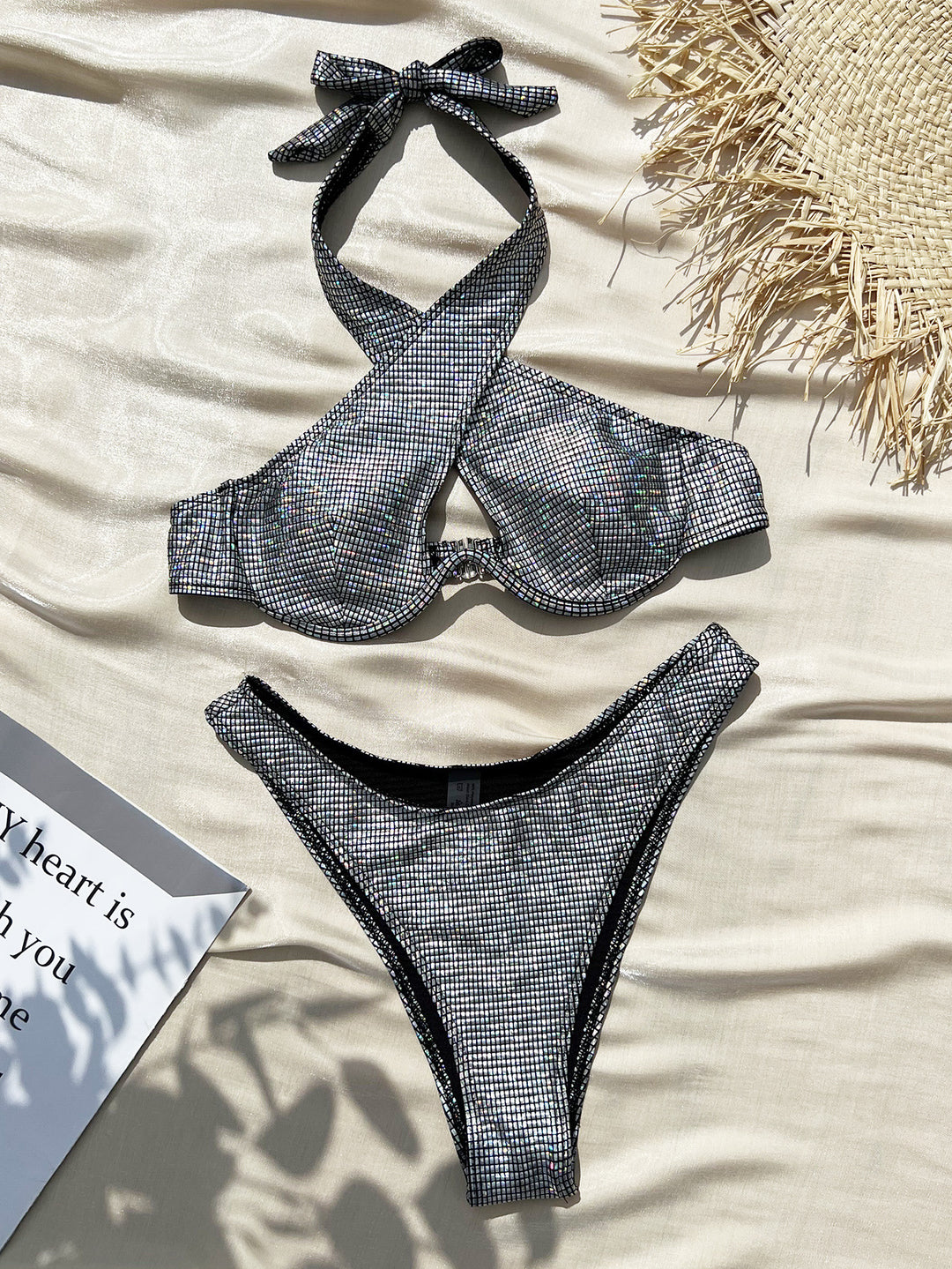 Damebikini med moderne cut-out-design og skinnende mesh-effekt Stilla