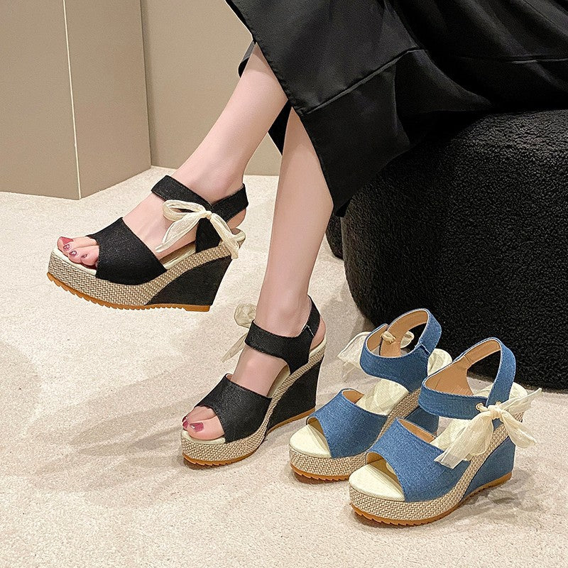 Dame Wedge-sandaler med komfortabel rem og elegant sløjfe-detalje Stilla