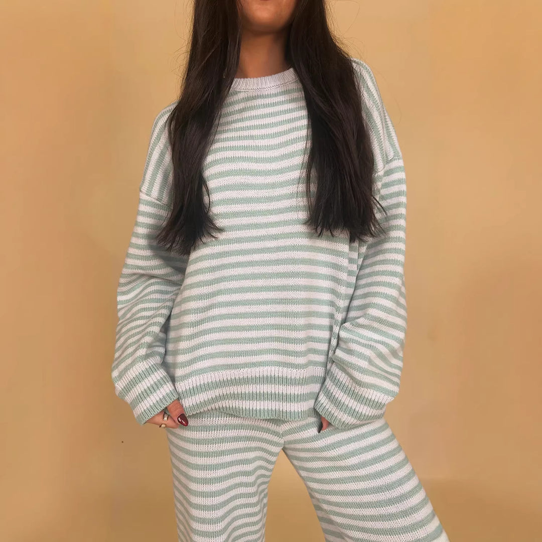 Kvindernes strikkede fritidssæt med fashionabel stribet mønster og bred pasform