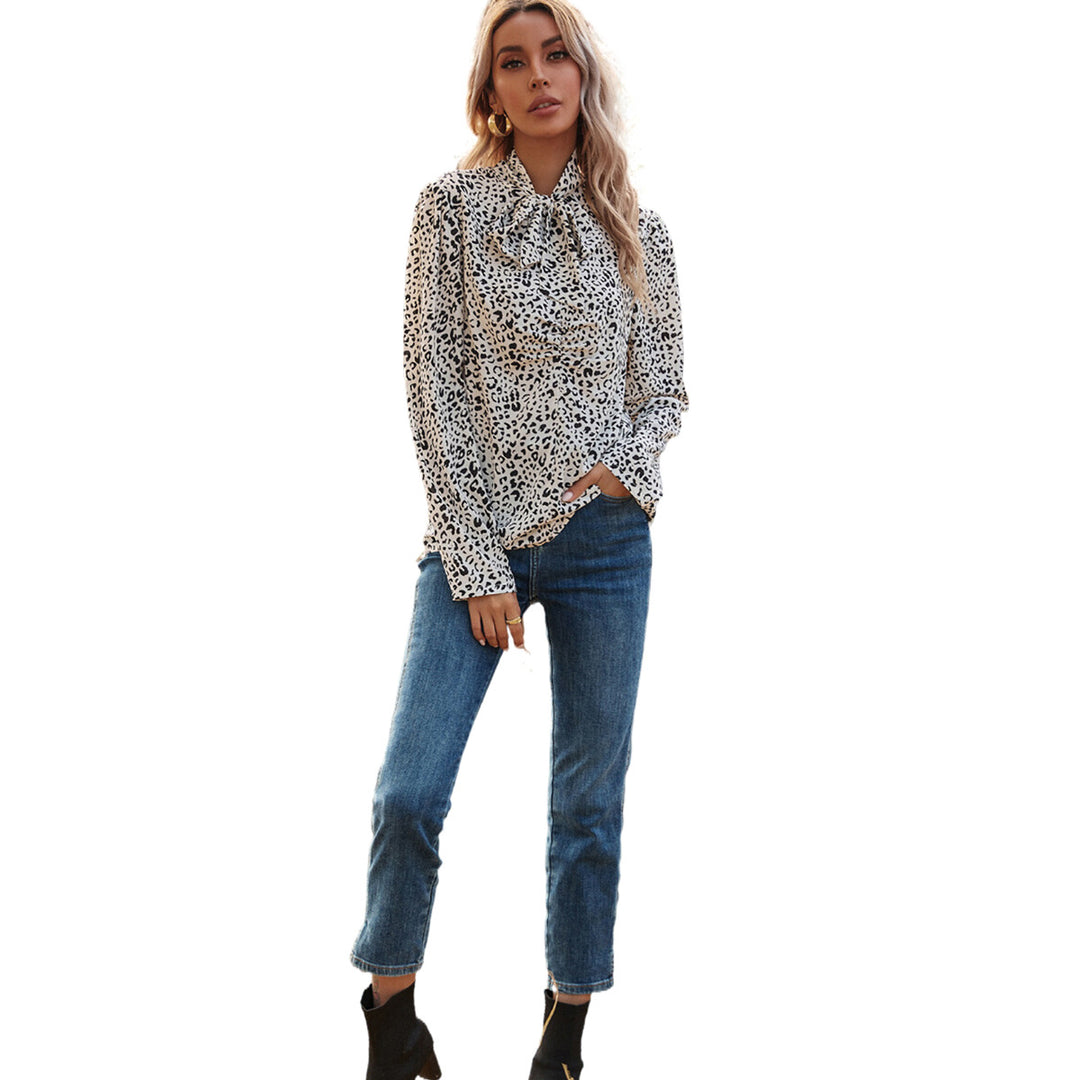 Kvindernes elegante bluse med flæse detaljer og ædel leopard mønster Stilla