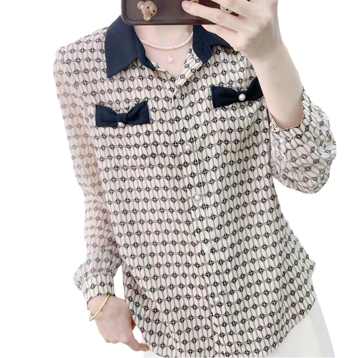 Damebluse med modeprint og elegante sløjfeapplikationer Stilla