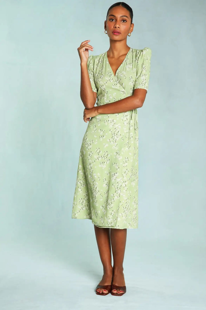 Dame wrap kjole med elegante puffærmer og frisk blomsterdesign Stilla