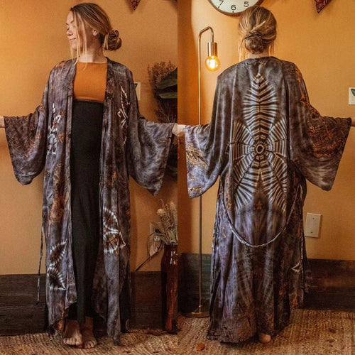 Dame moderigtig Kimono med unikt batikdesign og bred pasform Stilla