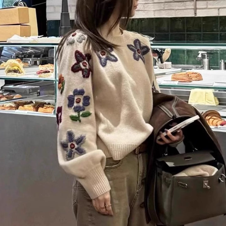 Kvinders elegante strikket sweater med blomsterbroderi design og afslappet snit Stilla
