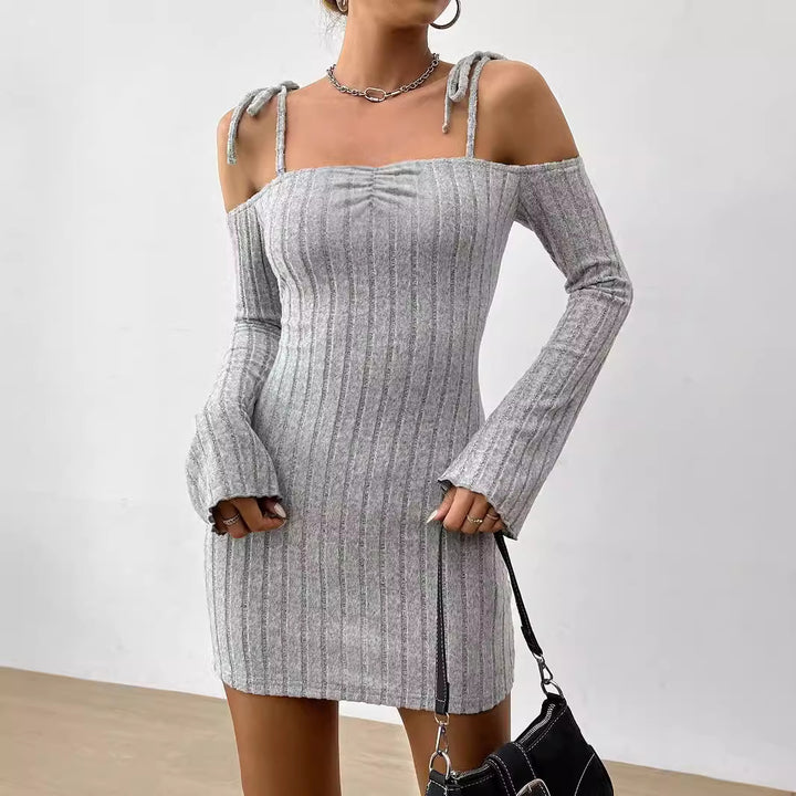 Kvindernes mini kjole med off-shoulder design og trendy rib strik Stilla