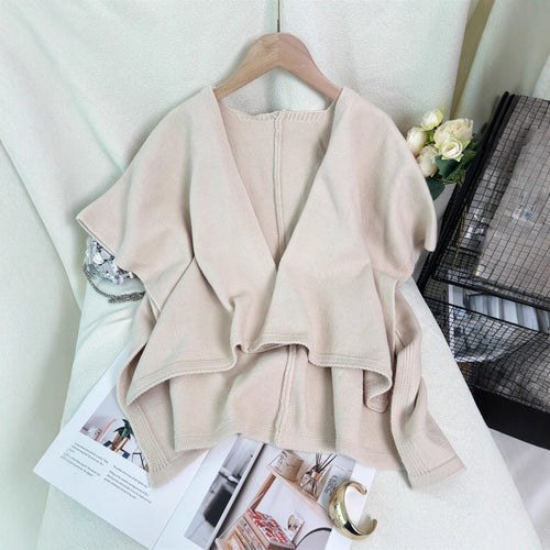 Kvinders alsidige cardigan med asymmetrisk snit og dyb V-hals Stilla