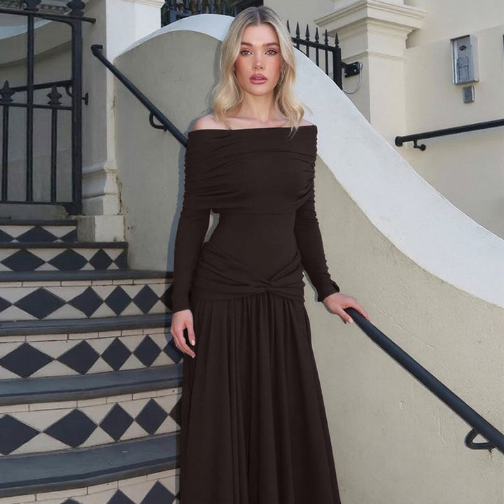 Dame wrap kjole med voluminøs flæsekant og elegant off-shoulder design Skovae