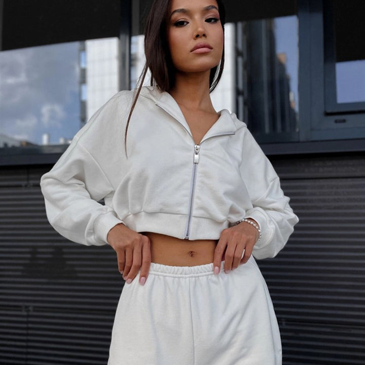 Kvinders cropped hoodie og korte shorts i casual design Skovae