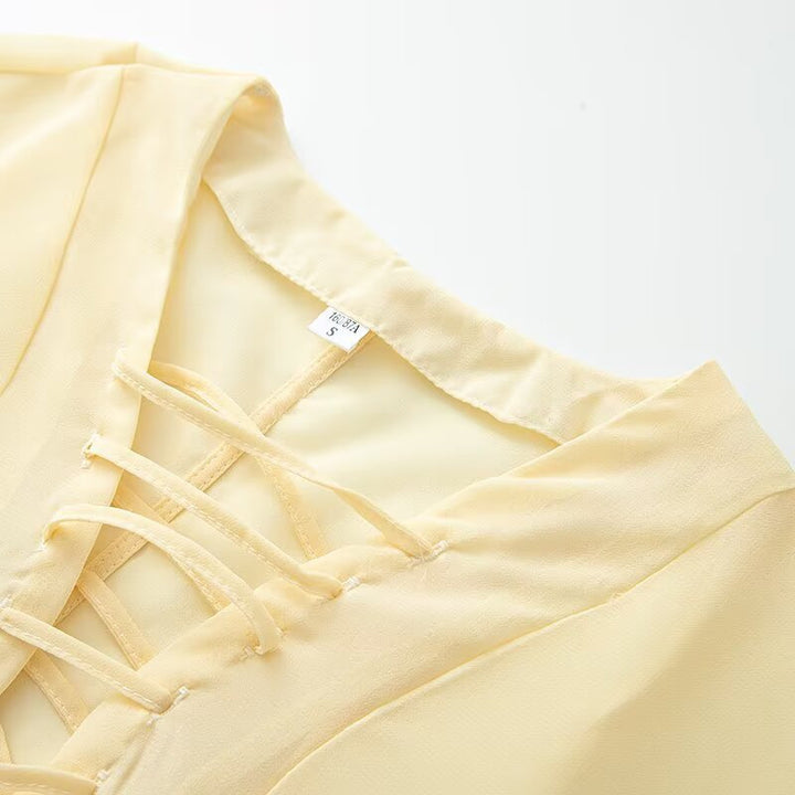 Damebluse med elegant snøring detalje og brede ærmer Stilla