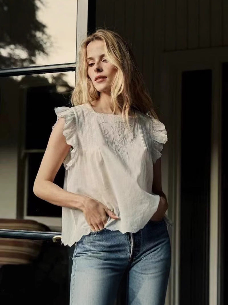 Damebluse med flæsedetaljer og elegant broderedesign Stilla