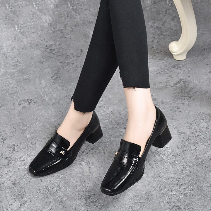 Dame elegante loafers med glinsende lakoverflade og komfortabel blokhæl Stilla