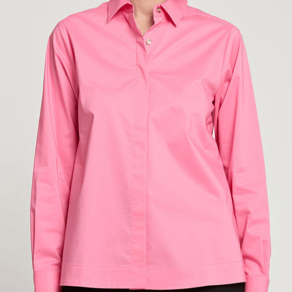 Dame klassisk langærmet bluse med elegant knapliste og moderne snit Stilla