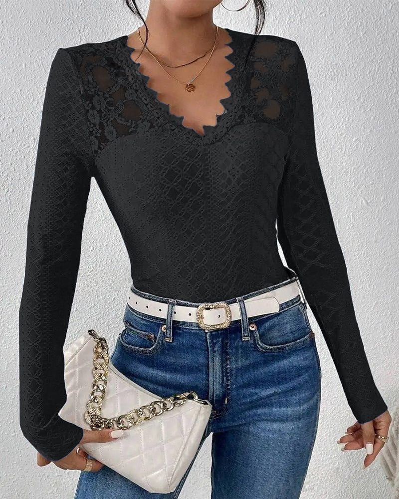 Damebluse med transparente spidsakcenter og elegant V-hals Stilla