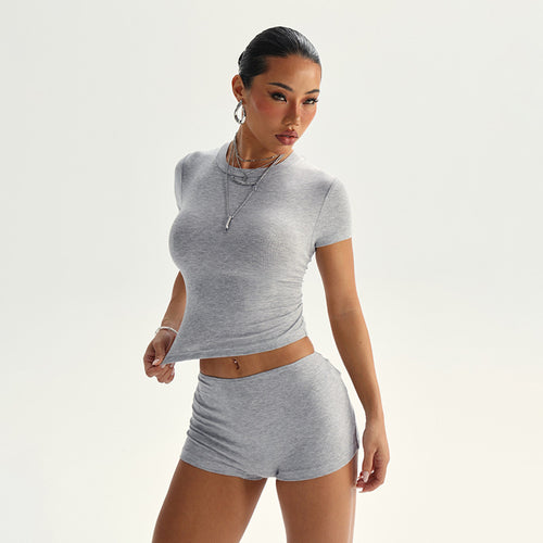 Dame sæt bestående af tætsiddende T-shirt og shorts Skovae