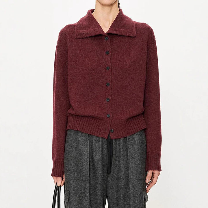 Kvindernes fashionable strikkede cardigan med høj krave og knaplukning Stilla