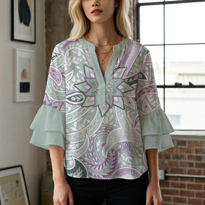 Dame bluse med voluminøse blondererm og kreativt floraldesign Skovae