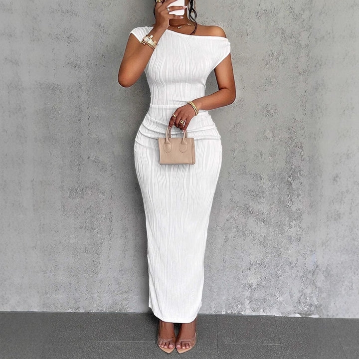 Dame elegant maxikjole med asymmetrisk snit og ribbede detaljer Stilla