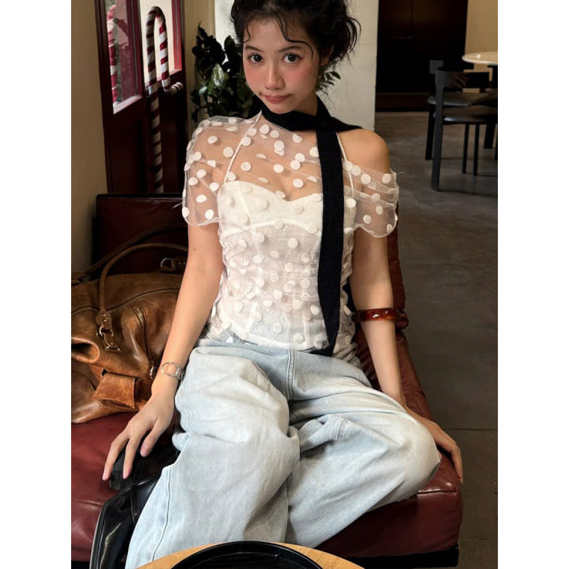 Dame Elegant off-shoulder top med polka dots og rynkning Skovae