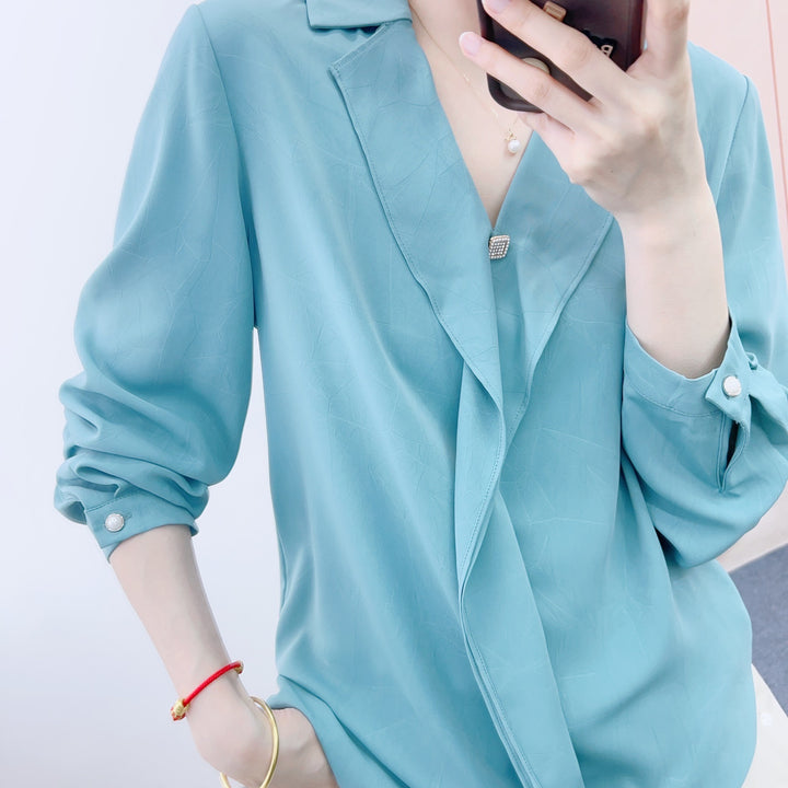 Damebluse med elegant revers og diskret print Stilla