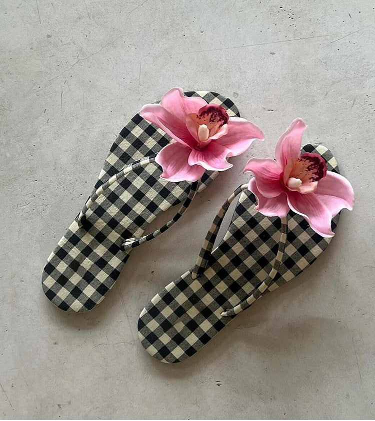 Dame Floral Accent Flip Flops Stilla