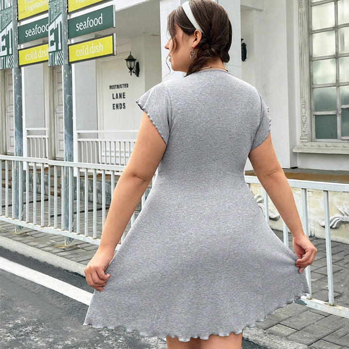 Damer afslappet jersey-kjole med legesygt buet kant og dekorative bånd Skovae