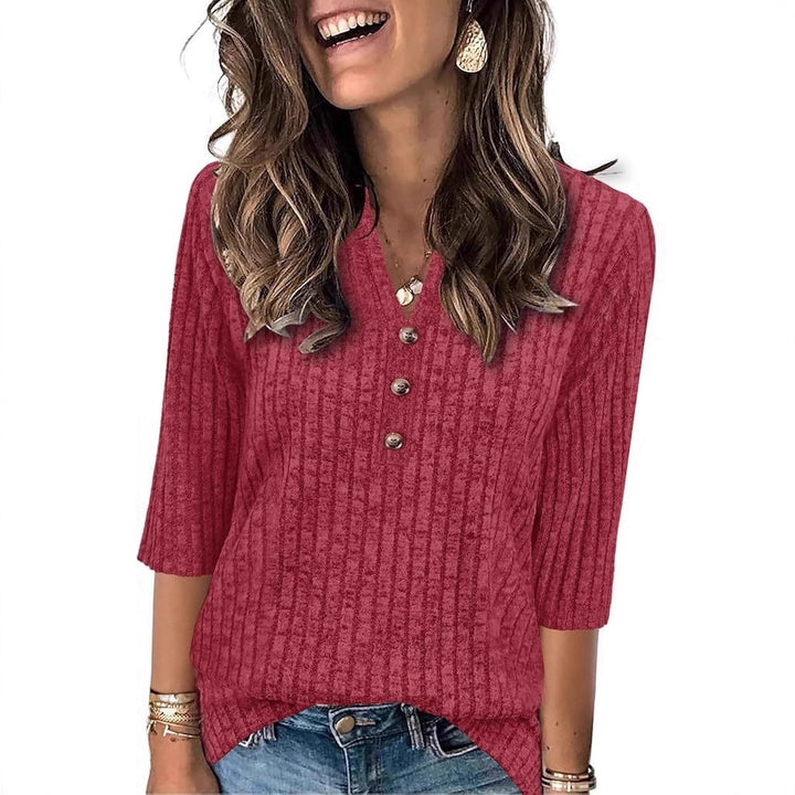 Kvinders strikket sweater med dekorative knaplukning og moderne ribbet mønster Stilla