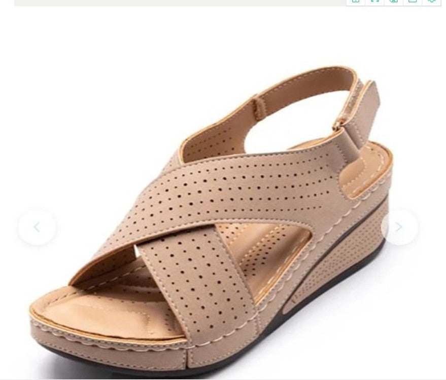 Dame Wedge-sandaletter med perforerede detaljer og justerbar rem Stilla
