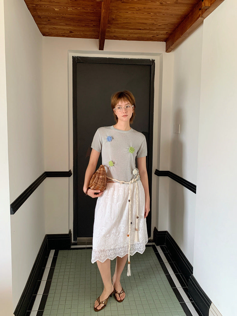 Dame T-shirt med blomsterapplikationer og figurvenlig snit Stilla