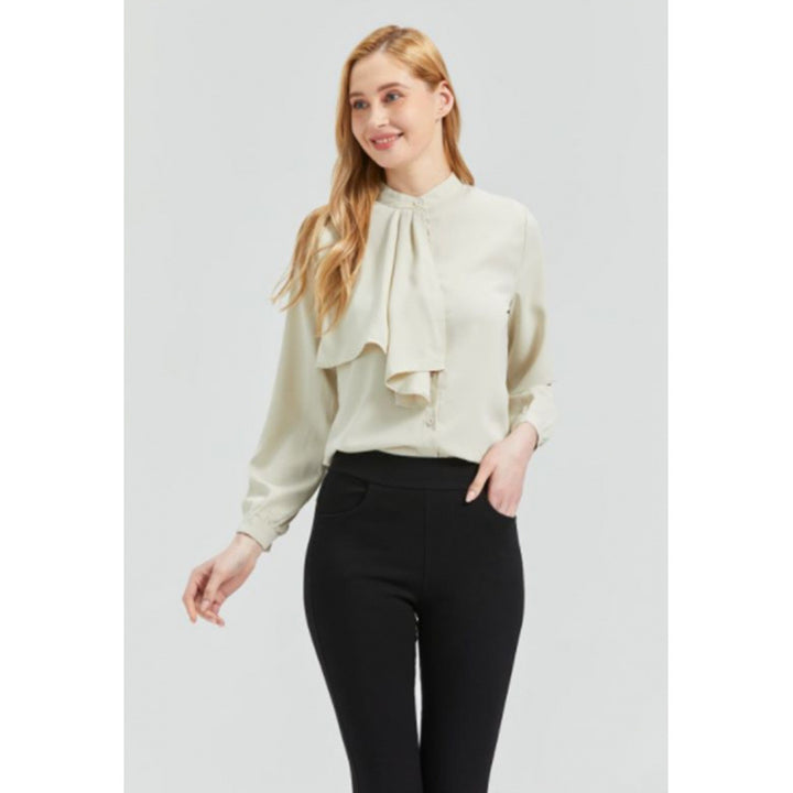 Damebluse med elegante flæse detaljer og krave Skovae