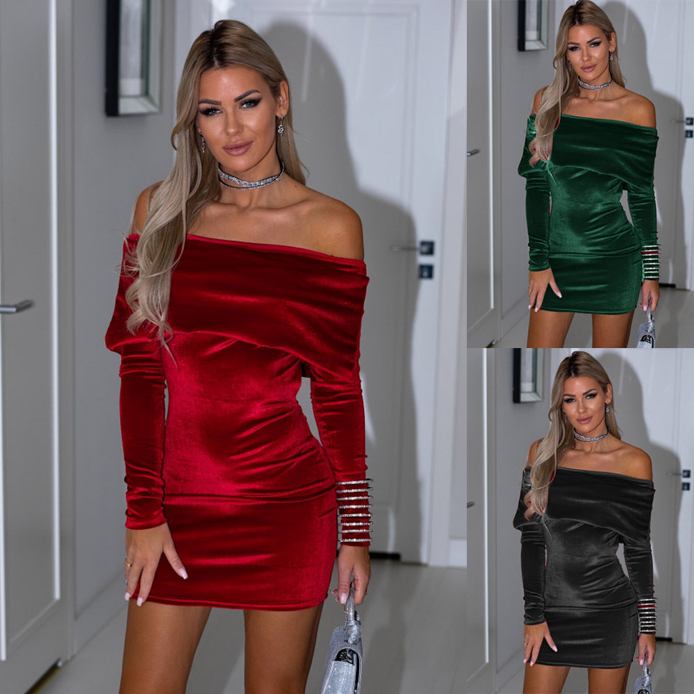 Dame Off-Shoulder Minikjole lavet af luksuriøs velourstof med glamourøse accenter Stilla
