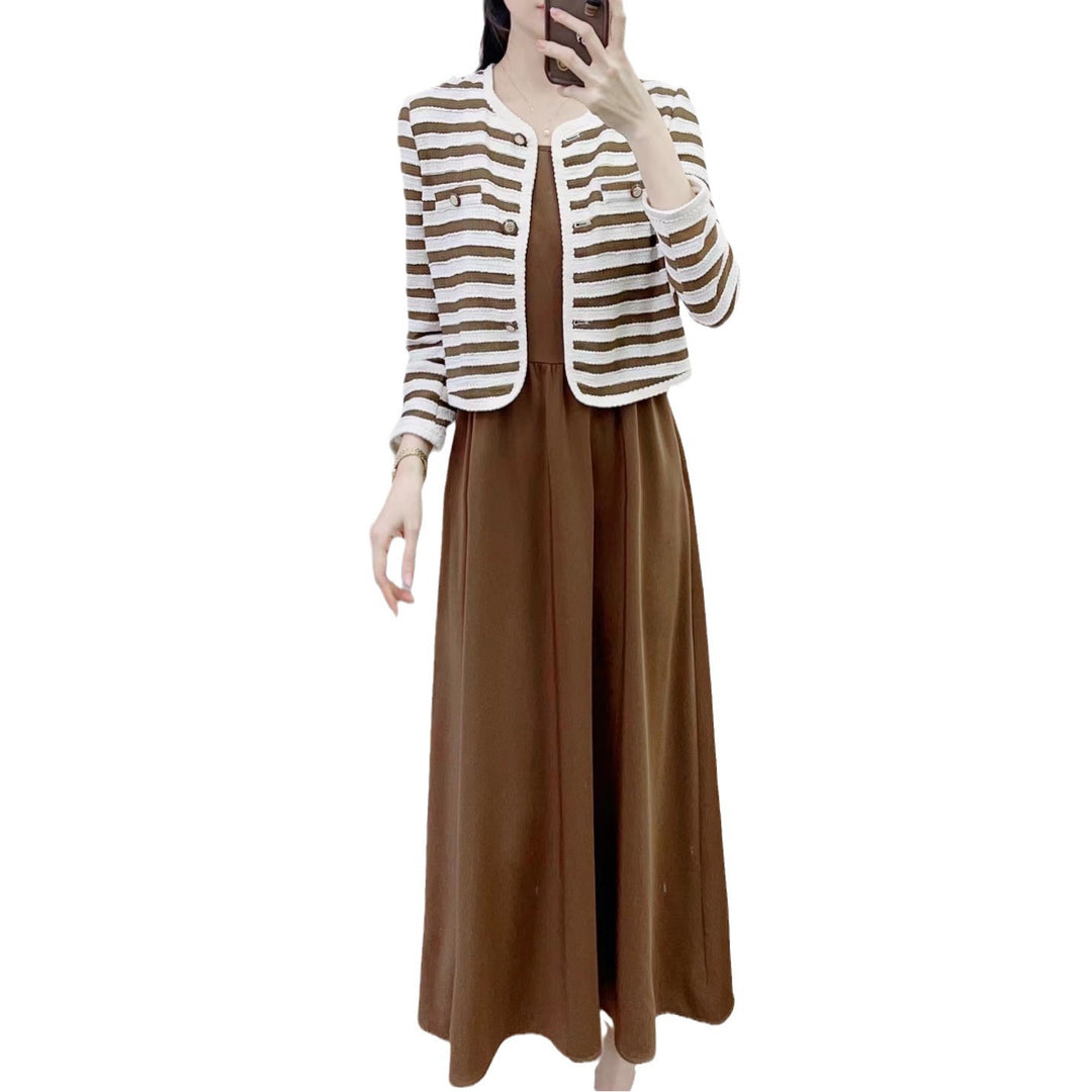 Dame elegant strikjakke med stribet design og matchende maxikjole Stilla