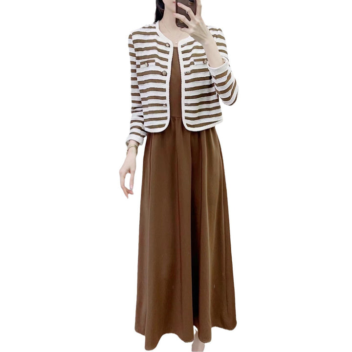 Dame elegant strikjakke med stribet design og matchende maxikjole Stilla