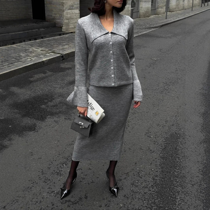 Damer strik ensemble med elegante knapdetaljer og bredskåret nederdel Stilla