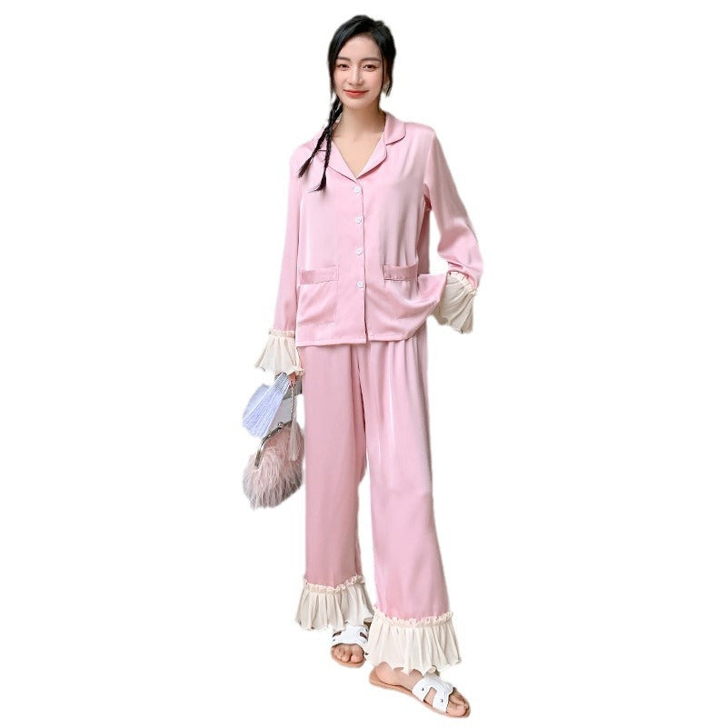 Dame luksuriøst satin pyjamadsæt med flæse-detaljer Stilla