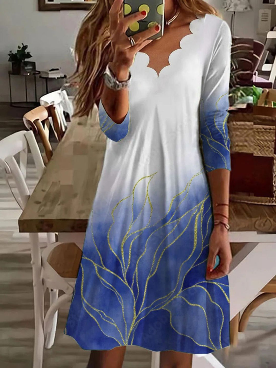Dame Strandkjole med elegant V-hals og blomstret design Stilla