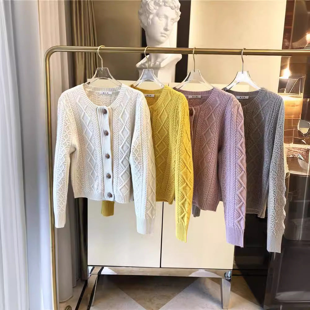 Femme Struktureret Cable Knit Cardigan med knapdetalje Stilla