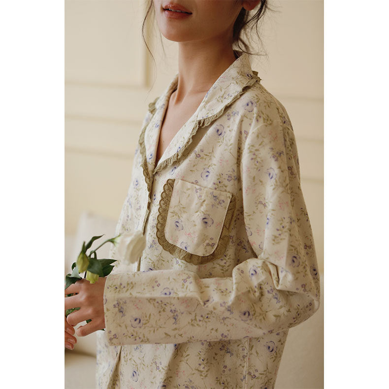 Dame natbluse med sarte blomster mønstre og flæse detaljer Stilla
