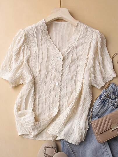 Damebluse med romantiske tafler og filigran knapliste Stilla