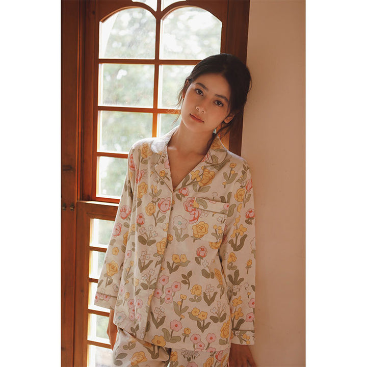 Dame pyjamasæt i let, flydende stof med blomstret design Stilla