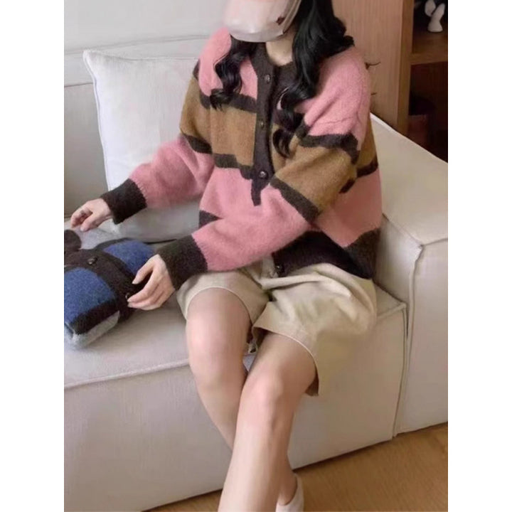 Kvinders hyggelige ternede sweater med knapper og blødt materiale Stilla