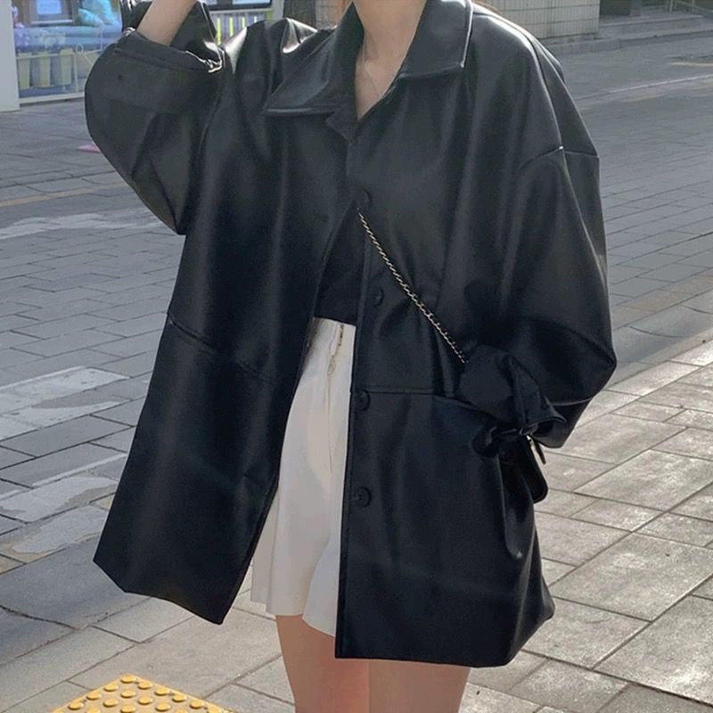 Kvinders fashionable læderjakke i oversized stil med klassisk krave og dekorative knapper Skovae