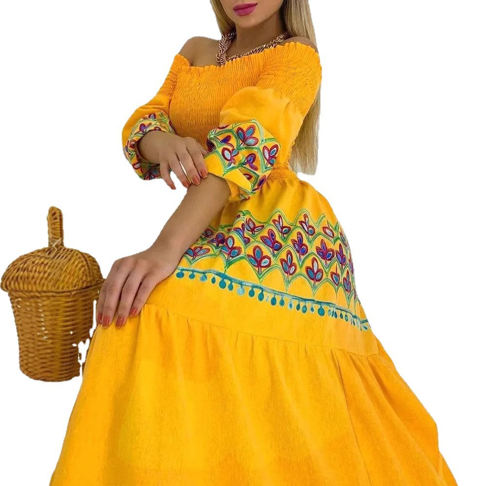 Dame Maxikjole med Off-Shoulder-snit og farverige broderidetaljer Stilla