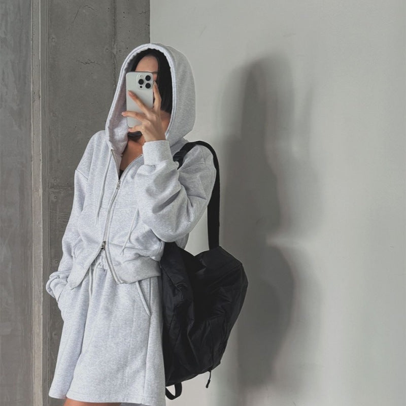 Damer sporty loungewear sæt med hættejakke og shorts Stilla