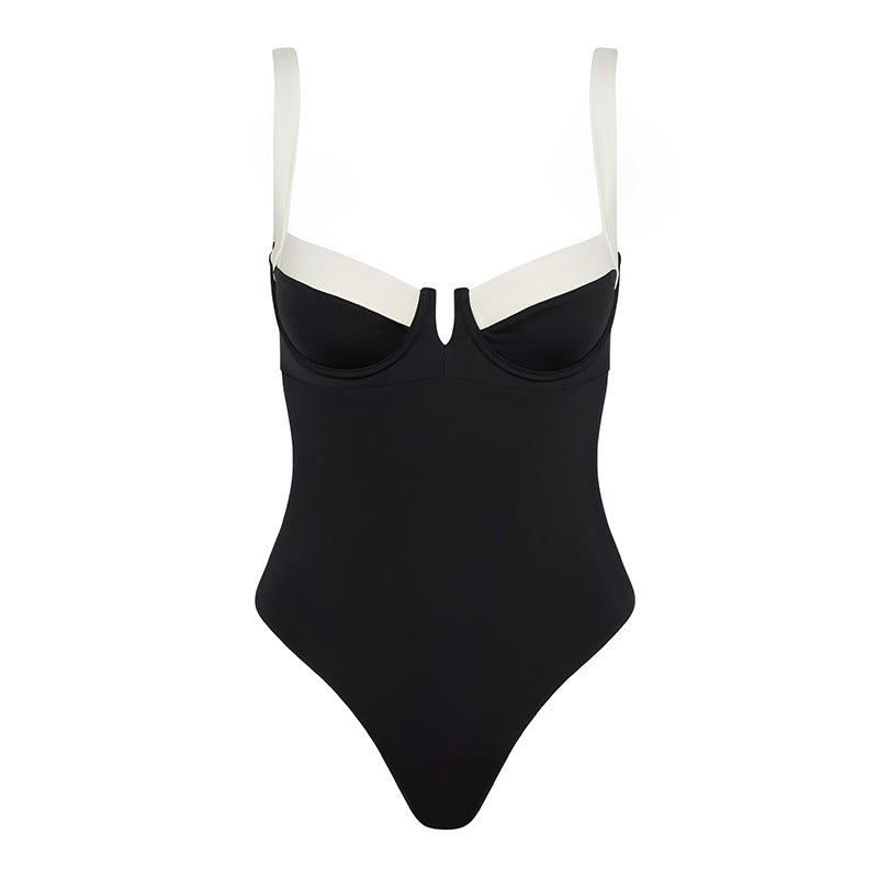 Dame badedragt med moderne cut-out-design og elegante stropper Stilla