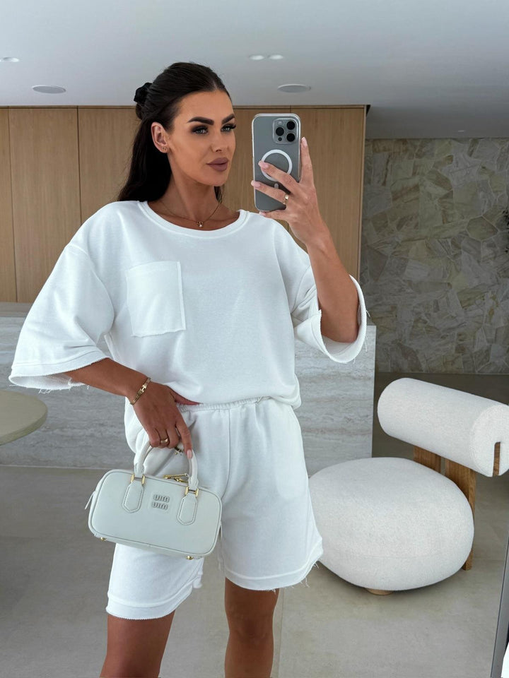 Kvinders afslappede fritidstøj med oversize T-shirt og behagelige shorts Skovae