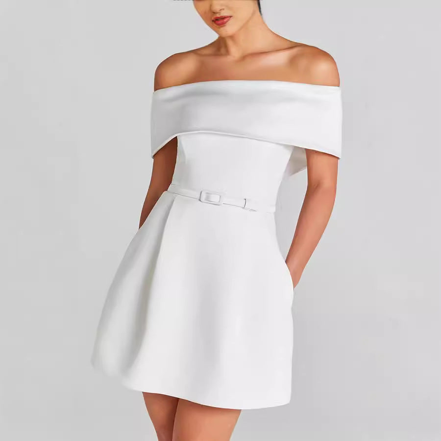 Damer Off-Shoulder Mini-Kjole med tætsiddende bælte og elegant flæse Stiila
