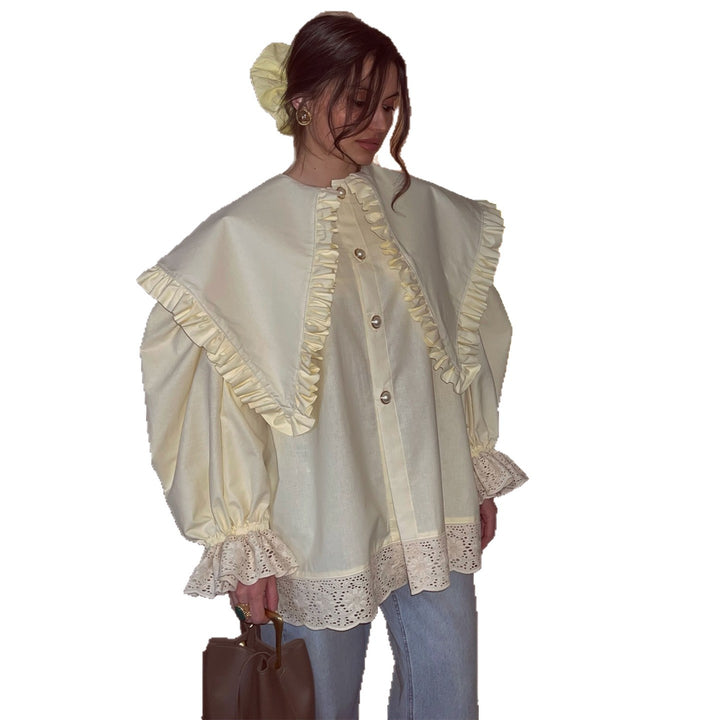 Kvindernes oversized bluse med ruffle detaljer og blondedetaljer Skovae