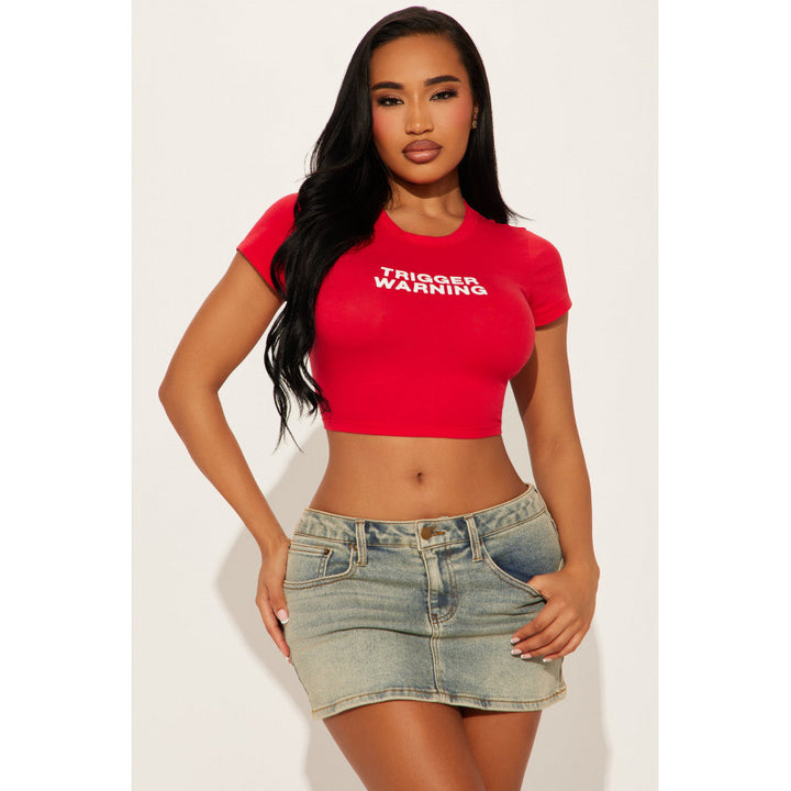 Dame cropped T-shirt med moderne tryk og tætsiddende snit Skovae