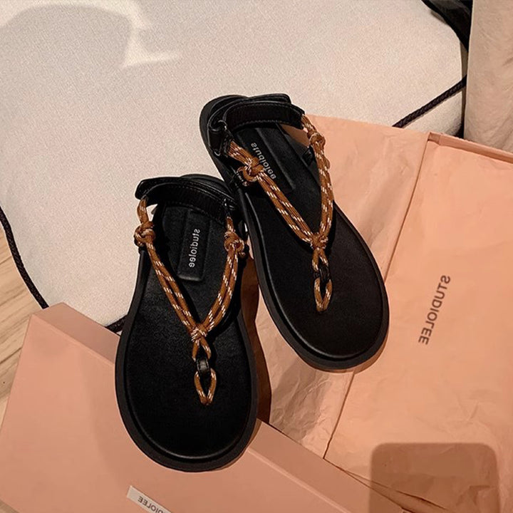Femme justerbare stropper tanga sandaler med flettet detalje Stilla